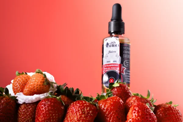 Radiola Strawberry Fields Forever sobre morangos com creme, juice nacional sabor morango