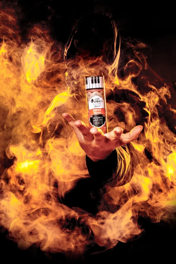 Radiola Super Freak em chamas, juice nacional sabor mexerica com yakult